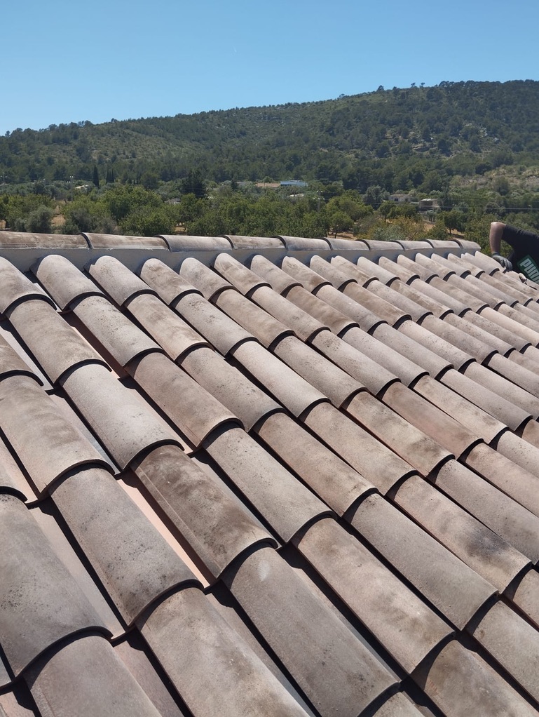 Handwerklich ausgeführtes Ziegeldach in mediterraner Umgebung
