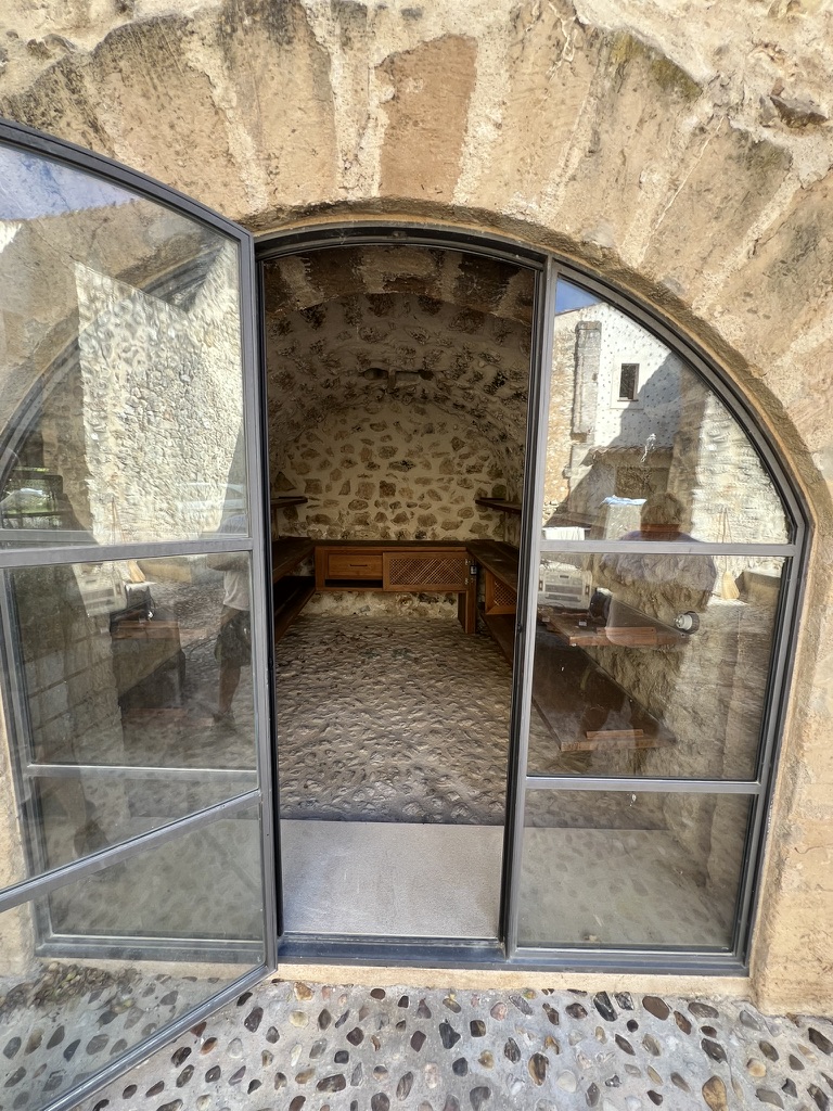 Maßgefertigte Stahl-Glas-Tür in einem Natursteingewölbe