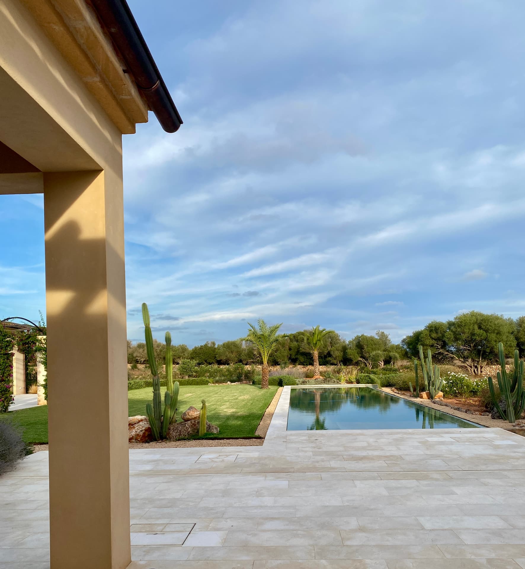 Mediterrane Natursteinterrasse mit Pool und Garten auf Mallorca